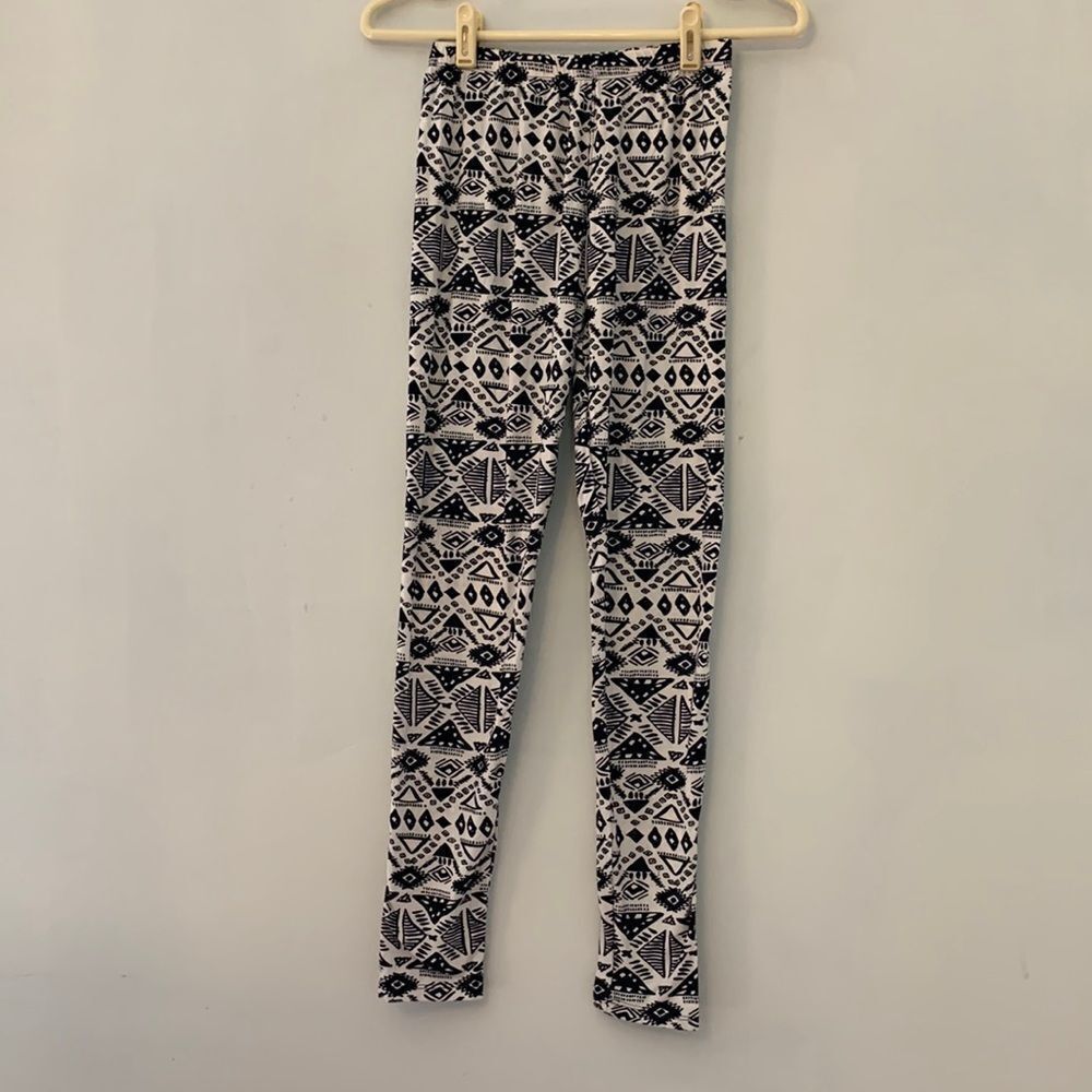 Silver one size black and white patterned leggings NWT